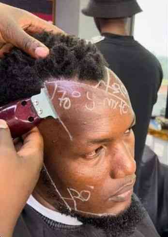 Na 300 I hold oo,this one wey you dey draw equation on top my head - MirrorLog